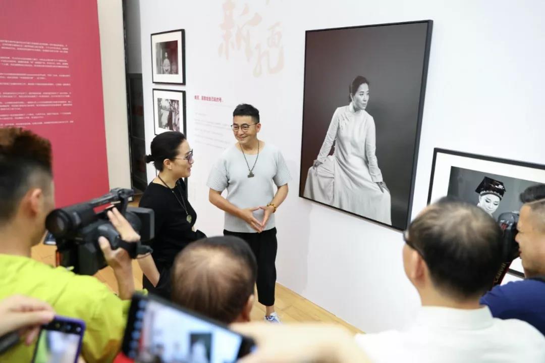 时隔一载，，，，，，美好再续，，，，，，bb贝博艾弗森官方网站地产&amp;amp;amp;肖全荆门新面庞摄影展温情启幕